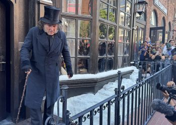 Johnny Depp überrascht Comic-Con als Ebenezer Scrooge