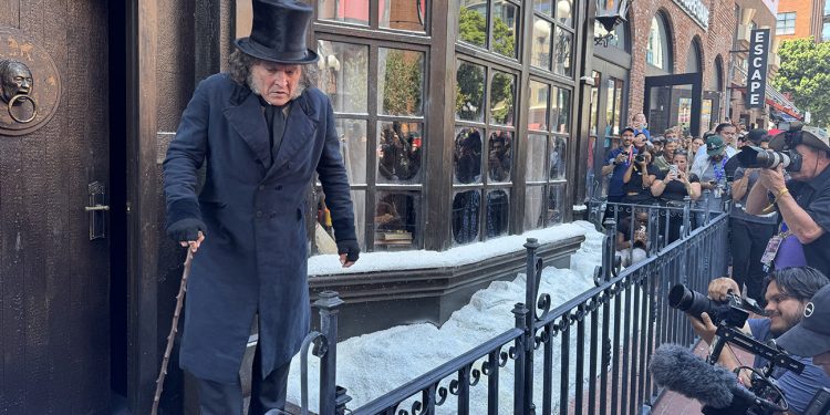 Johnny Depp überrascht Comic-Con als Ebenezer Scrooge