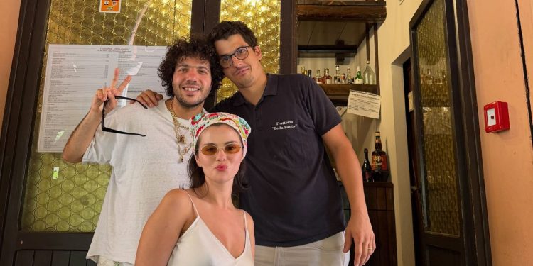 Selena Gomez feiert 34. Geburtstag mit Sommerlook in Italien