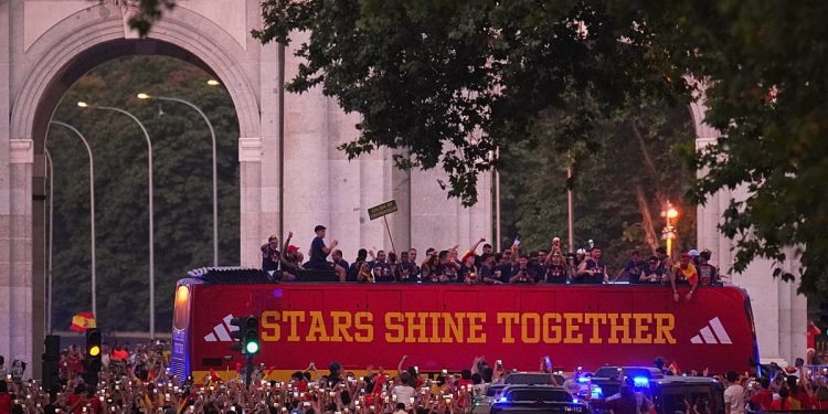 Spanische Nationalmannschaft feiert WM-Titel mit Parade in Madrid