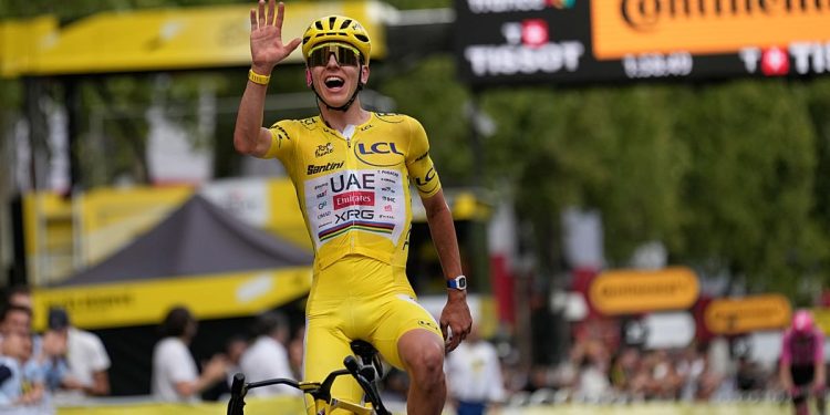 Tadej Pogačar feiert fünften Gesamtsieg bei der Tour de France